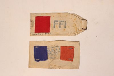 deux morceaux de tissu ornés d'un motif rouge, blanc et bleu