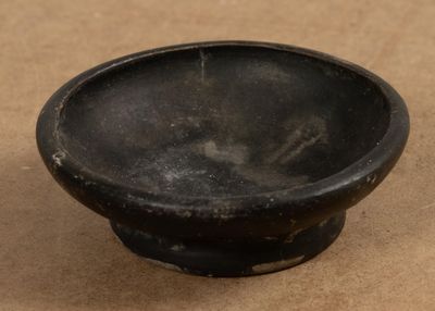 Coupe antique à engobe noire. H_3 cm D_8.