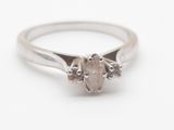 une bague en argent sertie d'une pierre grise