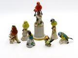 plusieurs figurines d'oiseaux sont perchées sur une cloche