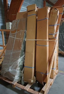 une grande pile de boîtes sur une palette dans un entrepôt
