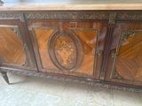 une armoire en bois surmontée d'un miroir