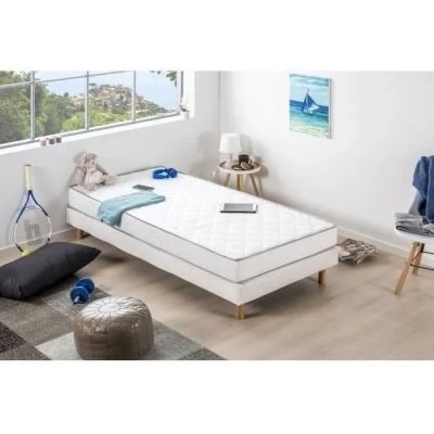 une photo d'un lit blanc dans une chambre dotée d'une grande fenêtre