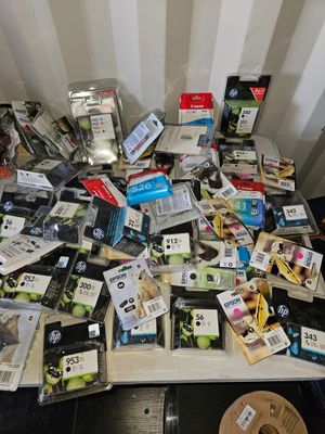 tout un éventail d'appareils électroniques sur la table