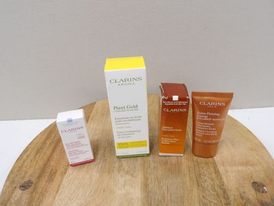 trois produits de soin de la peau différents posés sur une table en bois