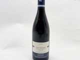 une bouteille de vin posée sur une table