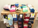 de nombreuses paires de chaussettes exposées sur une table en bois