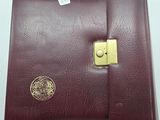 un étui en cuir marron orné d'un bouton doré
