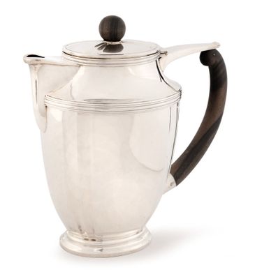 une théière ancienne en argent avec une anse en bois, sur fond blanc
