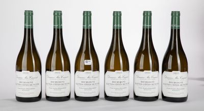quatre bouteilles de vin sont alignées sur une table