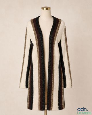 un cardigan rayé blanc et noir sur un mannequin