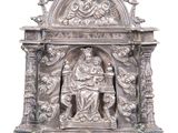 une image représentant une statue en argent d'une femme assise sur un trône