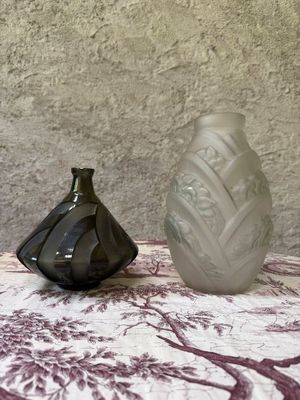 deux vases posés sur une table l'un à côté de l'autre