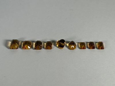 un gros plan sur une rangée de perles dorées posées sur une surface blanche