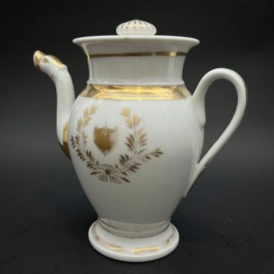 une image représentant un vase blanc et doré orné d'un oiseau