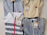 Trois polos pour homme sont alignés sur une étagère