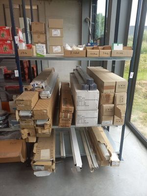 de nombreux cartons et boîtes sur les étagères de l'entrepôt