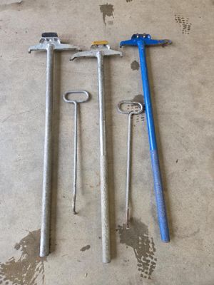 trois outils qui traînent par terre