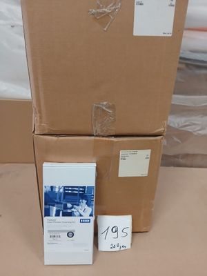 deux boîtes empilées sur une table