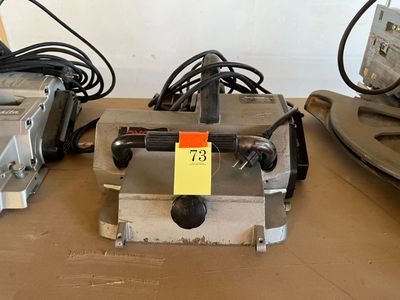 une machine posée sur une table à côté d'autres machines