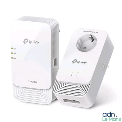 deux routeurs Wi-Fi « Powerline » blancs posés l'un à côté de l'autre sur une surface blanche