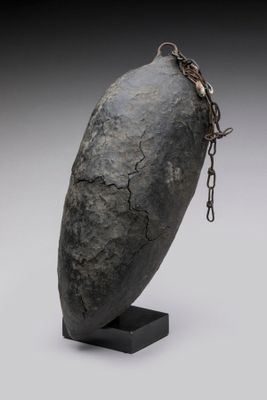 un gros plan d'une sculpture représentant un rocher entouré d'une chaîne