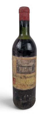 une bouteille de vin posée sur une table