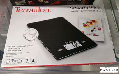 une balance électronique noire exposée dans un magasin