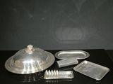 de nombreux objets en argent posés sur une table noire
