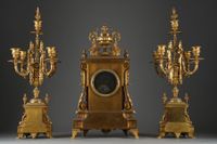 GARNITURE DE CHEMINEE en bronze doré constitué d'une pendule… (photo 2)