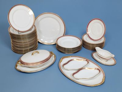 un grand nombre d'assiettes posées sur une table
