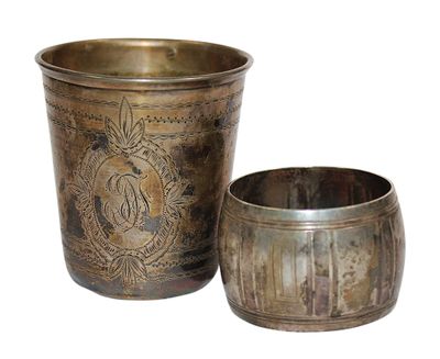 une paire de vases anciens en laiton sur fond blanc, avec un fond blanc