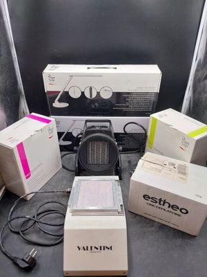 de nombreux gadgets électroniques posés sur une table
