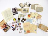 une photo montrant une pile de vieux papiers et d'autres objets posés sur une table