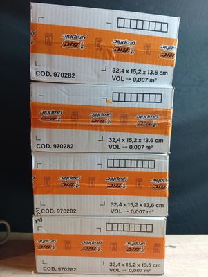 quatre boîtes orange et blanches empilées les unes sur les autres