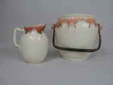 deux vases blancs et orange placés l'un à côté de l'autre