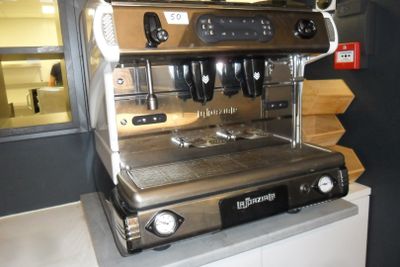 une machine à café posée sur un plan de travail