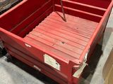 un chariot rouge posé par terre