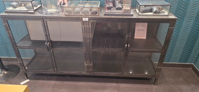une armoire métallique surmontée de récipients en verre