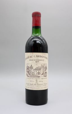 une bouteille de vin posée sur une table blanche