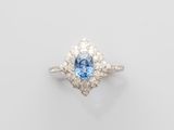 une bague sertie de saphirs bleus et blancs et de diamants