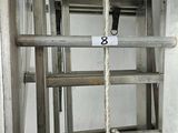 une échelle à laquelle est suspendue une corde, dans une pièce