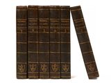 un ensemble de cinq livres anciens sur fond blanc