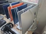 de nombreux ordinateurs posés sur une table