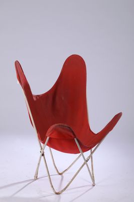 fauteuil papillon rouge avec des pieds en métal, sur fond blanc