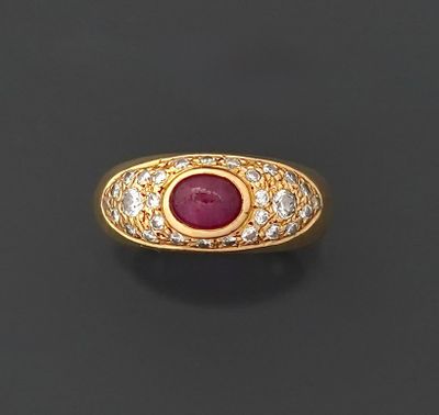 Bague en or jaune 18K 750 millièmes de forme jonc bombé orné…