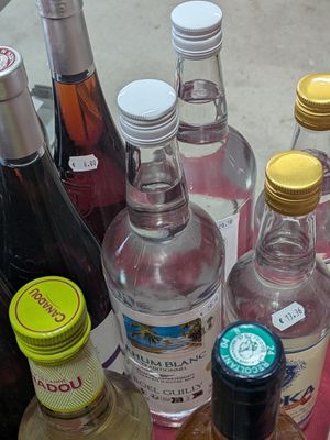de nombreuses bouteilles d'alcool posées sur une table