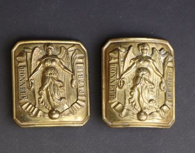 une paire de boutons plaqués or représentant la vierge et l'enfant
