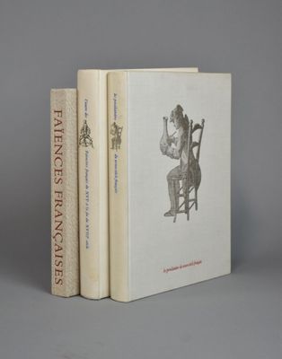 deux livres posés l'un sur l'autre sur une surface grise