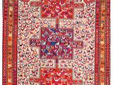 un tapis rouge et bleu orné d'un motif en forme de croix